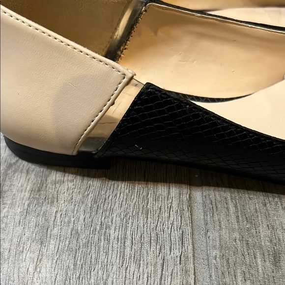 Zara Black/Beige Pointed Toe Flats with Textured Finish, size 38/US 7 1/2 - Picture 4 of 11